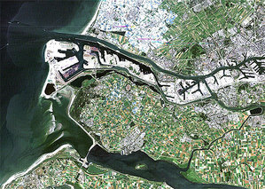 Ilustracja: ESA otwiera archiwum Landsata <br />
Port w Rotterdamie (fot. ESA)
