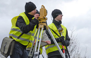 Ilustracja: Technik geodeta ze stacją fotogrametryczną <br />
fot. AW
