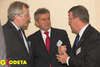 Ilustracja: <b class=pic_title>Od lewej: Marek Siwiec (wiceprzewodniczący Parlamentu Europejskiego), Andrzej Dyja (Polska Geodezja Komercyjna), Henning Elmstroem (przewodniczący CLGE)</b> <br />
<br />
<b class=pic_author>fot.  Jerzy Przywara</b><br />
<br />
