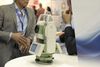 Ilustracja: <b class=pic_title>Intergeo 2016: Niwelatory, tachimetry i odbiorniki GNSS</b> <br />
<br />
<b class=pic_description>Tachimetr R2 WIN wyróżnia 1-sekundowa dokładność pomiaru, zasięg pomiaru bezlustrowego 1000 m oraz system Windows</b> <br />
<br />
<b class=pic_author>fot.  Jerzy Królikowski</b><br />
<br />
