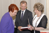 Ilustracja: <b class=pic_title>Inauguracja roku akademickiego 2018/2019 na Wydziale Geodezji i Kartografii Politechniki Warszawskiej</b> <br />
<br />
<b class=pic_description>Tradycyjnie już podczas inauguracji osobom, które studia na Wydziale Geodezji i Kartografii PW ukończyły co najmniej 50 lat temu, wręczane są Złote Dyplomy. W tym roku otrzymali je: Zofia Zientara-Wrzesień...</b> <br />
<br />
<b class=pic_author>fot.  Damian Czekaj</b><br />
<br />
