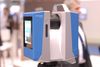 Ilustracja: <b class=pic_title>Intergeo 2016: Fotogrametria</b> <br />
<br />
<b class=pic_description>Imager 5016 to zupełnie nowy model skanera laserowego firmy Z+F. W porównaniu ze starszymi instrumentami tej marki wyróżnia go: zasięg zwiększony do 360 m, mniejsza o 30% obudowa (można go przewieźć jako bagaż podręczny w samolocie), waga zredukowana do 7,5 kg, wbudowane diody LED pozwalające na pomiary nawet w ciemności, specjalny tryb HDR wykonujący aż 11 zdjęć, minimalny zasięg skrócony do 0,3 m, szczelna obudowa zgodna z normą IP54, duży ekran dotykowy i zmniejszony o 50% szum pomiarowy. Urządzenie wejdzie do sprzedaży w I kwartale 2017 r., a jego cena ma być zbliżona do starszych modeli tej marki.</b> <br />
<br />
<b class=pic_author>fot.  Jerzy Królikowski</b><br />
<br />
