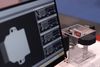 Ilustracja: <b class=pic_title>Intergeo 2016: Niwelatory, tachimetry i odbiorniki GNSS</b> <br />
<br />
<b class=pic_description>Miniaturowa jednostka inercyjna w cenie raptem około 800 dolarów. Na ekranie wizualizacja jej orientacji</b> <br />
<br />
<b class=pic_author>fot.  Jerzy Królikowski</b><br />
<br />
