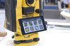 Ilustracja: <b class=pic_title>Intergeo 2019: tachimetry i odbiorniki GNSS</b> <br />
<br />
<b class=pic_description>W zestawach RTK Android stał się już standardem, ale jeśli chodzi o tachimetry ten model firmy South jest jedynym urządzeniem wyposażonym w ten system operacyjny</b> <br />
<br />
<b class=pic_author>fot.  Jerzy Królikowski</b><br />
<br />
