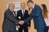 Ilustracja: <b class=pic_title>IV Konferencja "Nowoczesne technologie w prowadzeniu PODGiK" (Jachranka, 13-15 września)</b> <br />
<br />
<b class=pic_description>Nagrodę I stopnia za wdrażanie innowacyjnych rozwiązań odbiera starosta miński Antoni Tarczyński. Starostwo wyróżniono przede wszystkim za integrację systemu informatycznego z Profilem Zaufanym, co umożliwia obywatelom zamawianie wypisu z EGiB przez internet</b> <br />
<br />
<b class=pic_author>fot.  JK</b><br />
<br />
