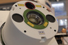 Ilustracja: <b class=pic_title>Intergeo 2018: fotogrametria</b> <br />
<br />
<b class=pic_description>W tym roku austriacki Riegl postawił duży nacisk na lotnicze skanery batymetryczne. Na zdjęciu widoczny jest model VQ-880-GII. W porównaniu do pierwszej generacji wyróżnia go zwiększona moc podczerwonego lasera, która ma usprawnić modelowanie powierzchni wody. Druga batymetryczna nowość - VQ-840-G, przeznaczona jest przede wszystkim dla dronów. Pozwala nie tylko skanować dna zbiorników wodnych, ale także - dzięki laserowi w podczerwieni - prowadzić pomiary topograficzne. Co istotne, system można łatwo zintegrować z cyfrową kamerą, a jego waga nie przekracza 15 kg w pełnym rynsztunku (z GNSS-IMU i kamerą)</b> <br />
<br />
<b class=pic_author>fot.  Jerzy Królikowski</b><br />
<br />

