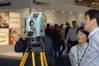 Ilustracja: <b class=pic_title>Intergeo 2017: odbiorniki GNSS i tachimetry</b> <br />
<br />
<b class=pic_description>Nowe tachimetry Spectra Precision XS i XF wyróżnia nie tylko nowa obudowa, ale także wbudowany autofokus, który ma zwiększać wydajność pomiaru. Sprawdzaliśmy - działa bardzo sprawnie i skutecznie. Od starszych modeli różni się również szybszym pomiarem (0,3-1 s) oraz zasięgiem pomiaru bezlustrowego wydłużonym do 800 m. W urządzeniu znajdziemy także zieloną i czerwoną diodę usprawniającą tyczenie. Do wyboru są dwie wersje instrumentu - z systemem Windows i kolorowym ekranem lub z monochromatyczym i systemem Nikona</b> <br />
<br />
<b class=pic_author>fot.  JK</b><br />
<br />
