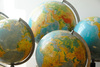 Ilustracja: <b class=pic_title>Wystawa "100 globusów na 100-lecie Polskiego Towarzystwa Geograficznego"</b> <br />
<br />
<b class=pic_description>Globusy z okresu międzywojennego</b> <br />
<br />
<b class=pic_author>fot.  Jerzy Królikowski</b><br />
<br />
