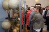 Ilustracja: <b class=pic_title>Wystawa "100 globusów na 100-lecie Polskiego Towarzystwa Geograficznego"</b> <br />
<br />
<b class=pic_description>Inauguracja wystawy zgromadziła tłumy zwiedzających</b> <br />
<br />
<b class=pic_author>fot.  Jerzy Królikowski</b><br />
<br />
