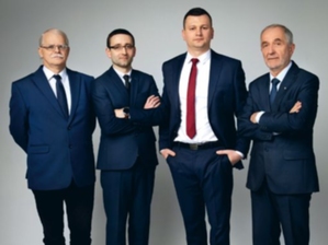Ilustracja: Diament z Podkarpacia <br />
Kierownictwo Geomiaru: wiceprezes Krzysztof Biernat, prezes Mateusz Połeć, dyrektor generalny Marcin Magdziak i przewodniczący rady nadzorczej Jan Połeć