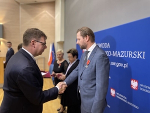 Ilustracja: Prezes OPEGIEKA odznaczony Krzyżem Kawalerskim Orderu Odrodzenia Polski <br />
Wojewoda warmińsko-mazurski Artur Henryk Chojecki i prezes OPEGIEKA Adam Augustynowicz