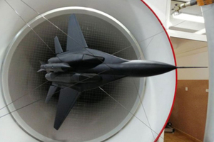 Ilustracja: Podwózka satelity: samolotem na niską orbitę okołoziemską <br />
Model samolotu z rakietą kosmiczną w tunelu aerodynamicznym (fot. WMUiL WAT)