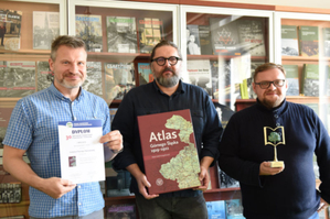 Ilustracja: Atlas Górnego Śląska nagrodzony <br />
Od lewej: dr hab. Grzegorz Bębnik, dr Sebastian Rosenbaum i dr Mirosław Węcki (fot. Monika Kobylańska/IPN)
