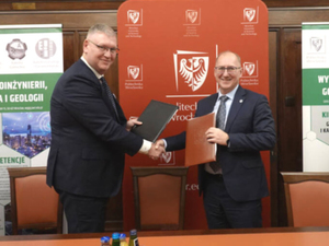 Ilustracja: Dwa kierunki studiów na Politechnice Wrocławskiej pod patronatem KGHM <br />
Rektor PWr prof. Arkadiusz Wójs oraz dyrektor w KGHM Marek Makuch