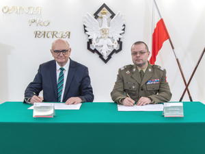 Ilustracja: Porozumienie WAT i PTK na rzecz badań kosmicznych <br />
Prezes PTK Marek Banaszkiewicz i rektor-komendant WAT Przemysław Wachulak (fot. Mariusz Maciejewski)