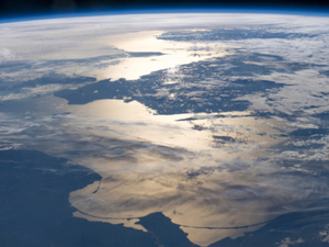 Ilustracja: Jak szybko podnosi się poziom Bałtyku? <br />
Morze Bałtyckie (fot. NASA przez Canva.com)