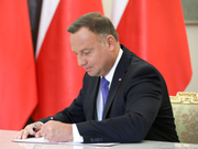 Ilustracja: Ustawa wydłużająca czas na opracowanie POG z podpisem prezydenta