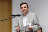 Ilustracja: <b class=pic_title>Konkurs na najlepsze prace dyplomowe obronione na kierunku geodezja i kartografia w 2020/2021 roku. Uroczyste wręczenie nagród</b> <br />
<br />
<b class=pic_description>Przewodniczący Komisji Konkursowej oceniającej prace prof. Zdzisław Kurczyński</b> <br />
<br />
<b class=pic_author>fot.  Damian Czekaj</b><br />
<br />
