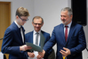 Ilustracja: <b class=pic_title>Konkurs na najlepsze prace dyplomowe obronione na kierunku geodezja i kartografia w 2020/2021 roku. Uroczyste wręczenie nagród</b> <br />
<br />
<b class=pic_description>Laureat I miejsca w kategorii prac magisterskich Maciej Grzymała (WGiK PW) odbiera nagrodę z rąk GGK dr. hab. Waldemara Izdebskiego</b> <br />
<br />
<b class=pic_author>fot.  Damian Czekaj</b><br />
<br />
