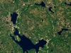 Ilustracja: <b class=pic_title>Wybrane przez NASA zdjęcia satelitarne roku 2021</b> <br />
<br />
<b class=pic_description>Idylliczny region Dalarna nazywany jest "Szwecją w pigułce". Podziwiając tutejsze krajobrazy, mało kto by pomyślał, że 380 mln lat upadł tu sporych rozmiarów meteoryt. Pamiątką po tym wydarzeniu jest krater o średnicy 50 km uchwycony przez satelitę Landsat 8</b> <br />
<br />
<b class=pic_author>fot.  NASA</b><br />
<br />

